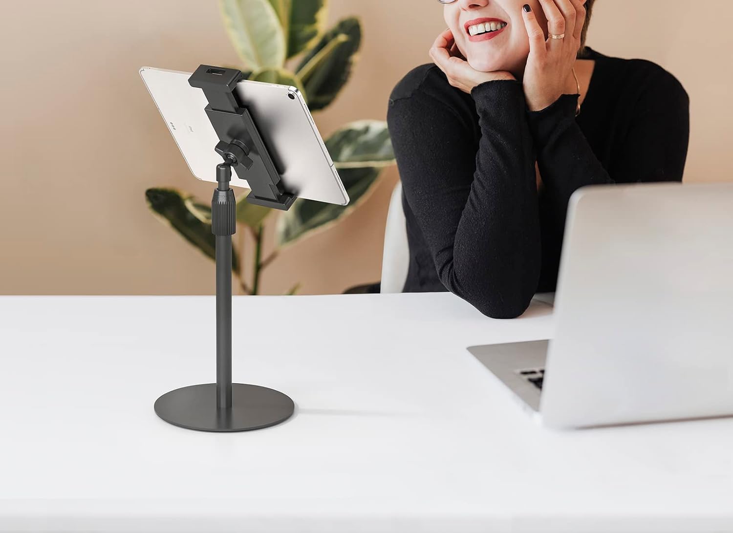 myWall HT30L Tischständer für Tablets/Smartphones, höhenverstellbar, frei beweglich mit Kugelgelenk, Handy- und Tablethalterung, schwarz