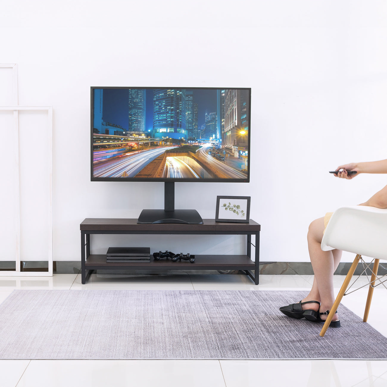 TV- Standfuß für Flachbildschirme 32“ - 65“ (81 – 165 cm), Motorisierte Höhenverstellung, Tragkraft 50 kg