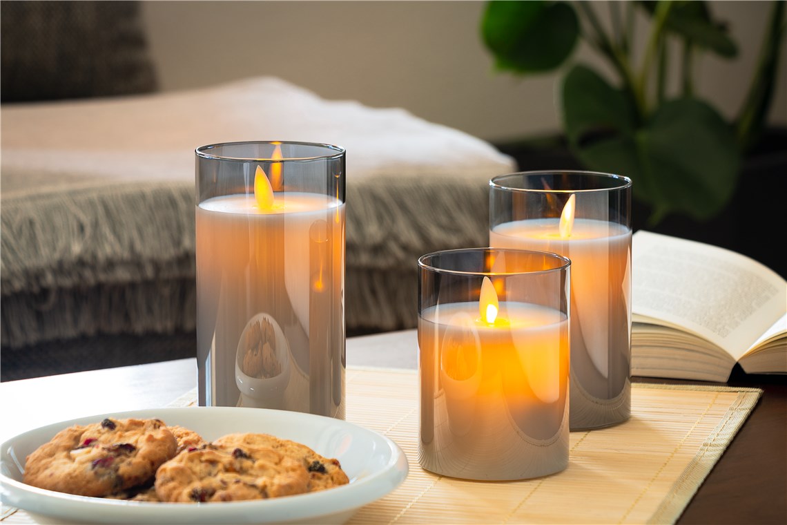 LED Echtwachskerze im Glas / 10cm hoch / Flammenlose Kerzen mit beweglicher Flamme / Batteriebetriebene Kerzen / LED Tisch Deko / LED-Kerzen mit Timer