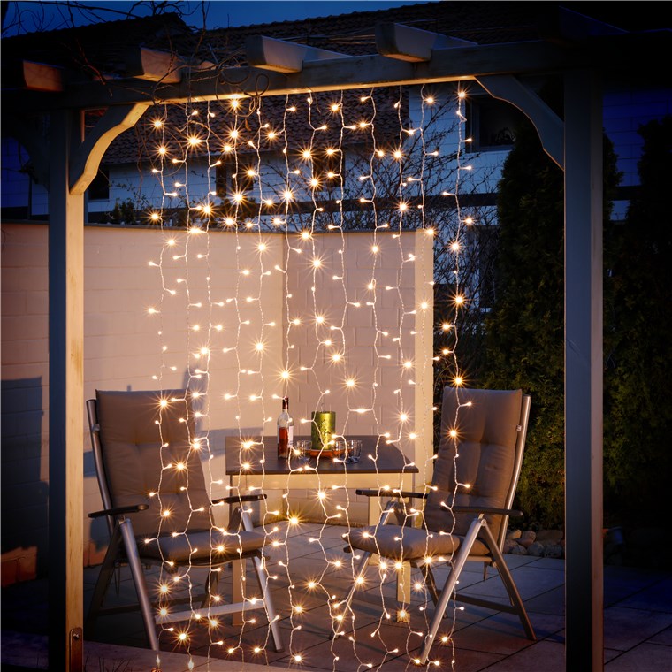 goobay 300er LED-Lichtervorhang - mit Fernbedienung, Timer-Funktion, 8 Leuchtmodi, Dimmer, USB- und Batteriebetrieb, warm-weiß (3000 K)