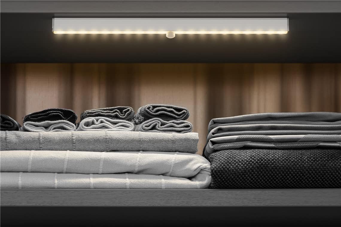 LED-Unterbauleuchte mit Bewegungsmelder / Für Schränke, Küchen, Vitrinen, Schubladen, Garagen etc. / Warm-Weiß Licht (3000k) / 30 cm [Energieklasse A]