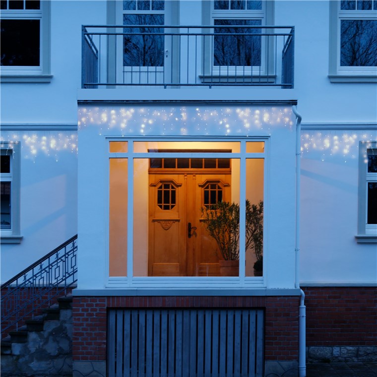 400er LED-Eisregen-Lichterkette mit Timer-Funktion und 24 V-Außentrafo, warm-weiß (3000 K), für den Innen- & Außenbereich (IP44), Transparent, Schwarz